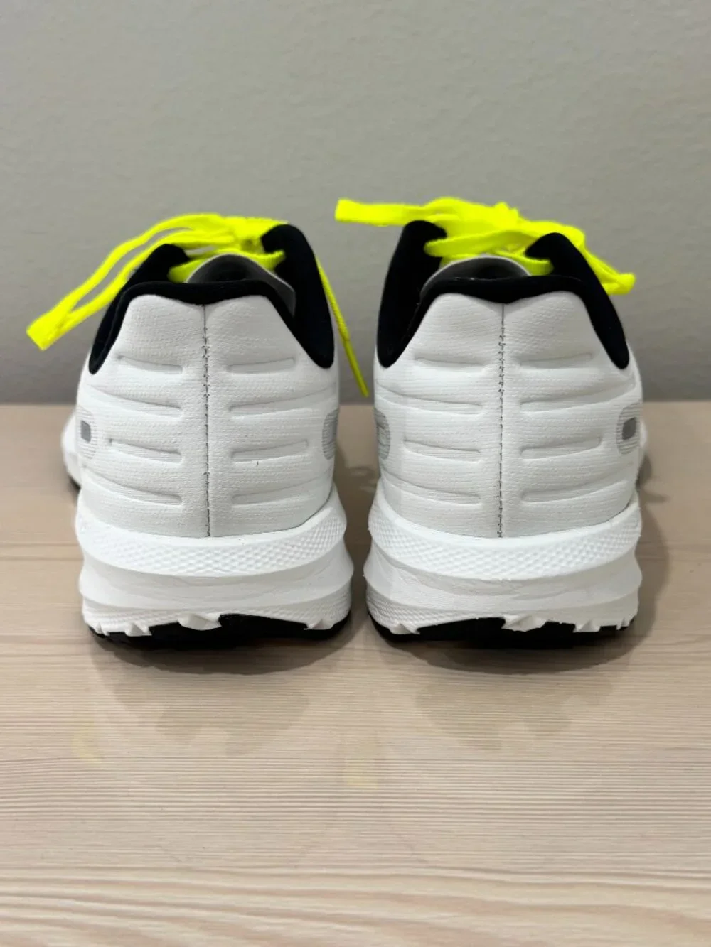 NWOT Brooks Launch 7 Women's Running Shoe Grey/Neon Pink/Neon Yellow Size 9
